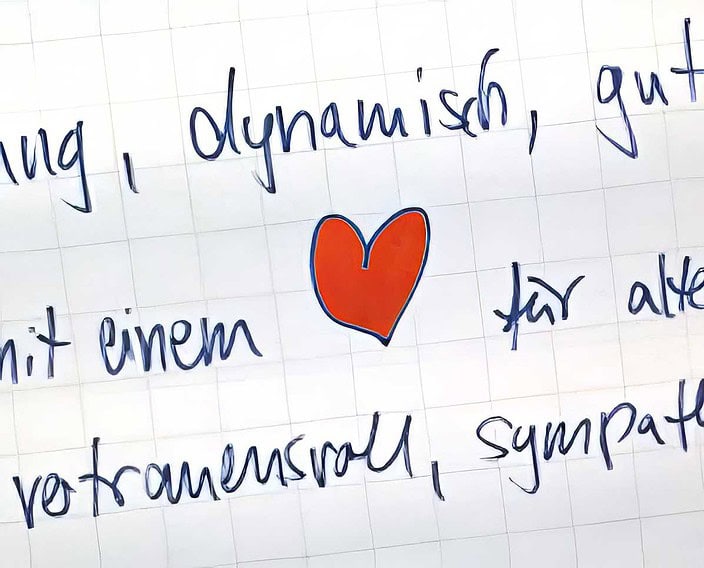 Grafik mit verschiedenen Textelementen und einem roten Herz in der Mitte als Sinnbild für den Markenworkshop der Öffentlichen Versicherung Oldenburg