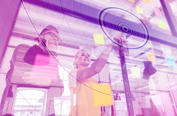 Werbeagentur Frese & Wolff Grafik mit zwei Menschen die einen virtuellen Bildschirm bedienen, um das Thema Markenworkshop zu kommunizieren